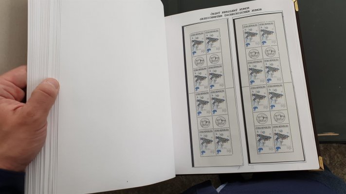 Sbírka České Republiky 1993 - 2006 , celoživotní sbírka profesionálního sběratele ve 4 albech , listy dělány ručně, vše zaskleno v hawitkách, ( v celé sbírce pouze jedna nálepka) - Sbírka obsahuje téměř kompletní sbírku České republiky dle desek a perforačních otvorů atd. Známky  jsou v rohových čtyřblocích !   a odhad katalogové ceny neobsahuje ocenění téměř kompletní sbírky  perforačních otvorů a různých druhů lepu podle doby tisku !  Nafocena malá ukázka, katalogová cena Pofis  zcela jistě více než 80 000 Kč - - nafocena ukázka 