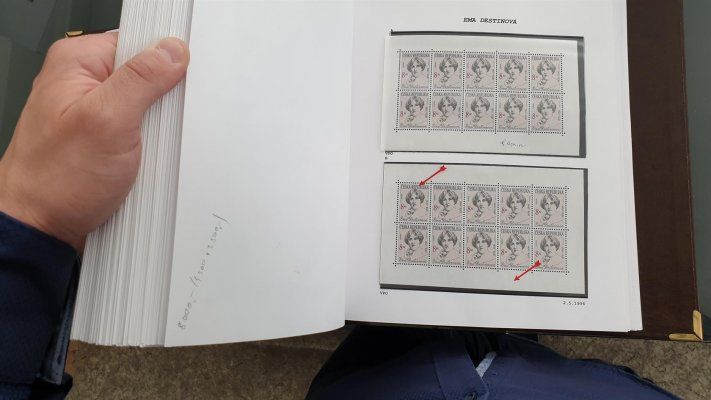 Sbírka České Republiky 1993 - 2006 , celoživotní sbírka profesionálního sběratele ve 4 albech , listy dělány ručně, vše zaskleno v hawitkách, ( v celé sbírce pouze jedna nálepka) - Sbírka obsahuje téměř kompletní sbírku České republiky dle desek a perforačních otvorů atd. Známky  jsou v rohových čtyřblocích !   a odhad katalogové ceny neobsahuje ocenění téměř kompletní sbírky  perforačních otvorů a různých druhů lepu podle doby tisku !  Nafocena malá ukázka, katalogová cena Pofis  zcela jistě více než 80 000 Kč - - nafocena ukázka 