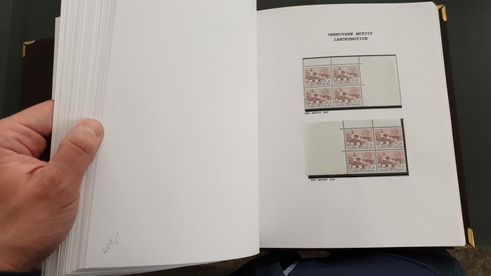 Sbírka České Republiky 1993 - 2006 , celoživotní sbírka profesionálního sběratele ve 4 albech , listy dělány ručně, vše zaskleno v hawitkách, ( v celé sbírce pouze jedna nálepka) - Sbírka obsahuje téměř kompletní sbírku České republiky dle desek a perforačních otvorů atd. Známky  jsou v rohových čtyřblocích !   a odhad katalogové ceny neobsahuje ocenění téměř kompletní sbírky  perforačních otvorů a různých druhů lepu podle doby tisku !  Nafocena malá ukázka, katalogová cena Pofis  zcela jistě více než 80 000 Kč - - nafocena ukázka 