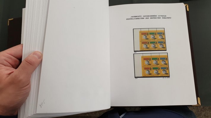 Sbírka České Republiky 1993 - 2006 , celoživotní sbírka profesionálního sběratele ve 4 albech , listy dělány ručně, vše zaskleno v hawitkách, ( v celé sbírce pouze jedna nálepka) - Sbírka obsahuje téměř kompletní sbírku České republiky dle desek a perforačních otvorů atd. Známky  jsou v rohových čtyřblocích !   a odhad katalogové ceny neobsahuje ocenění téměř kompletní sbírky  perforačních otvorů a různých druhů lepu podle doby tisku !  Nafocena malá ukázka, katalogová cena Pofis  zcela jistě více než 80 000 Kč - - nafocena ukázka 