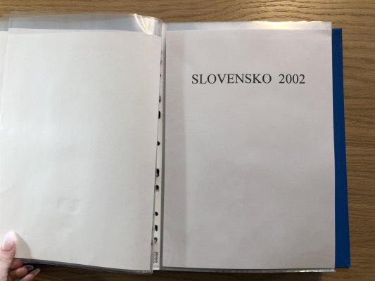 Sbírka Slovenska od roku 1993 - velmi hezky zpracováno, vše nafoceno ; 4 alba