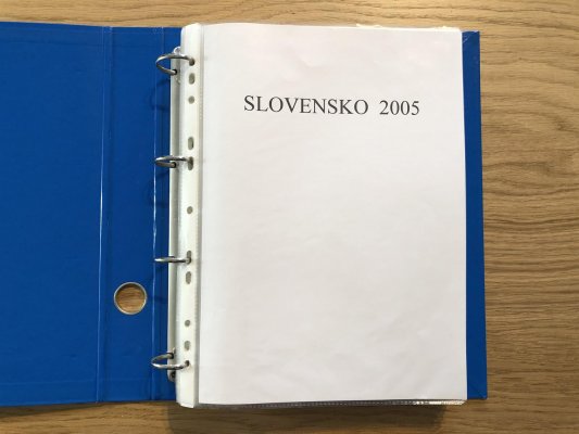 Sbírka Slovenska od roku 1993 - velmi hezky zpracováno, vše nafoceno ; 4 alba