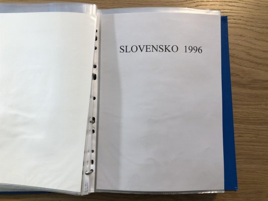 Sbírka Slovenska od roku 1993 - velmi hezky zpracováno, vše nafoceno ; 4 alba