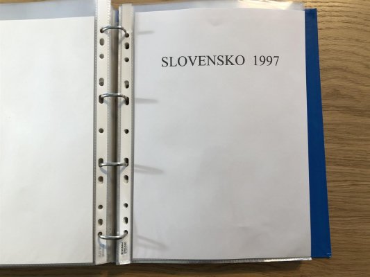 Sbírka Slovenska od roku 1993 - velmi hezky zpracováno, vše nafoceno ; 4 alba