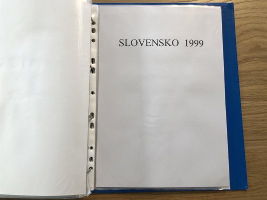 Sbírka Slovenska od roku 1993 - velmi hezky zpracováno, vše nafoceno ; 4 alba