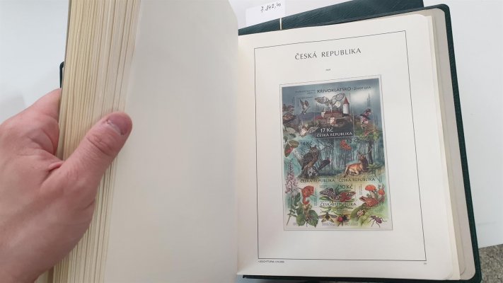 ČR, 1993 - 2015, krásná svěží sbírka ve 3 svazcích - zelené pérové desky Schaubek na zasklených listech Schaubek, známky, aršíky, PL a TL, velmi dobrá kvalita, krásný základ sbírky nafocena ukázka , nominál cca 33400,-