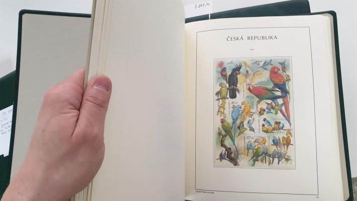ČR, 1993 - 2015, krásná svěží sbírka ve 3 svazcích - zelené pérové desky Schaubek na zasklených listech Schaubek, známky, aršíky, PL a TL, velmi dobrá kvalita, krásný základ sbírky nafocena ukázka , nominál cca 33400,-