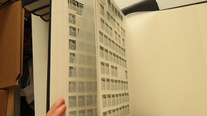 Protektorát ;  Sbírka / skladová zásoba pouze Hitler ! v 5 albech - nafocena malá ukázka - velmi vysoký katalog, veliké množství ! 