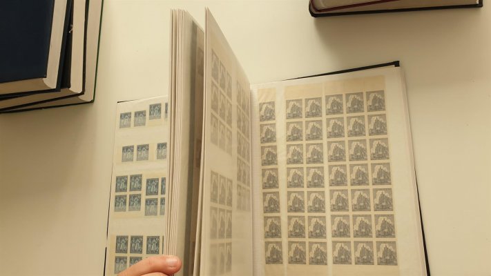 Protektorát ;  Sbírka / skladová zásoba pouze Hitler ! v 6 albech - nafocena malá ukázka - velmi vysoký katalog, veliké množství ! 