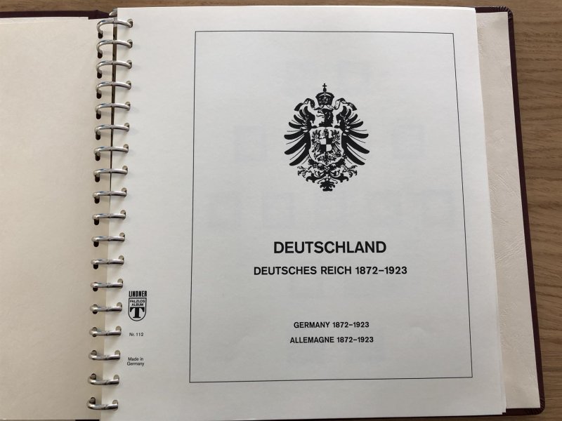 DR 1872 - 1945, obsáhlá sbírka,  ( včetně dvou katalogu Michel ), převážně svěží sbirka ve dvou svazcích na listech Lindner, první emise obsažený řidčeji, 83  I - 93  I **, zk. - kat. 1800- Eu, letecké  I - III **, IV - V *( Atesty), cca 1100 Eu, 355 - 61 **, 364 -7 **, kompletní emise zemských znaků, 385 - 97, Osobnosti **, některé dvl, 410 - 22, 435-7, Osobnosti, Bl. 1, velmi hezký1600 Eu, letecké 344 - 51 **, 423 - 26, 455  Zeppelin **, 438 - 9, Südamerikafahrt **, 456 - 8, Polarfahrt **, obě řady cca 7500 Eu, Zeppelinový dopis s 2 RM modrá, další  456 - 8 *, Polarfahrt, Wagner 499 - 507 ** + 505 - varianty zoubkování, Bl. 2, s lehkými stopami po přichycení  známky z Bloku 2, 529 - 39 letecké **, 556 - 64, povolání **, 2 x BL 5 + 6 ** + zeppelinový dopis s kompletní řadou OH, kompletní Bloky A,H. **, Bl.11 i na dopise, zeppelinový dopis s emisí stavby (1 známka chybí), Bl 10 - hnědá stuha **, další prakticky kompletní svěží, výplatní řady, D 166 -77, ** 4 bloky, známky francouzských