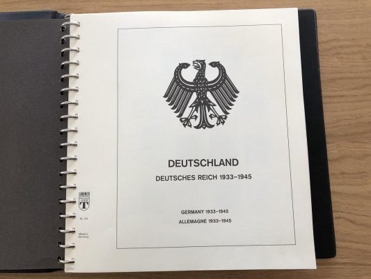 DR 1872 - 1945, obsáhlá sbírka,  ( včetně dvou katalogu Michel ), převážně svěží sbirka ve dvou svazcích na listech Lindner, první emise obsažený řidčeji, 83  I - 93  I **, zk. - kat. 1800- Eu, letecké  I - III **, IV - V *( Atesty), cca 1100 Eu, 355 - 61 **, 364 -7 **, kompletní emise zemských znaků, 385 - 97, Osobnosti **, některé dvl, 410 - 22, 435-7, Osobnosti, Bl. 1, velmi hezký1600 Eu, letecké 344 - 51 **, 423 - 26, 455  Zeppelin **, 438 - 9, Südamerikafahrt **, 456 - 8, Polarfahrt **, obě řady cca 7500 Eu, Zeppelinový dopis s 2 RM modrá, další  456 - 8 *, Polarfahrt, Wagner 499 - 507 ** + 505 - varianty zoubkování, Bl. 2, s lehkými stopami po přichycení  známky z Bloku 2, 529 - 39 letecké **, 556 - 64, povolání **, 2 x BL 5 + 6 ** + zeppelinový dopis s kompletní řadou OH, kompletní Bloky A,H. **, Bl.11 i na dopise, zeppelinový dopis s emisí stavby (1 známka chybí), Bl 10 - hnědá stuha **, další prakticky kompletní svěží, výplatní řady, D 166 -77, ** 4 bloky, známky francouzských