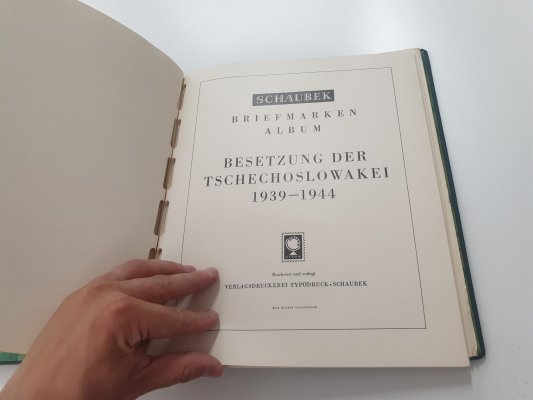 Protektorát : Generální sbírka základnějších známek v pérových deskách a zasklených listech nafoceno 