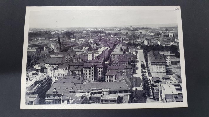 Pohlednice Moravská Ostrava zaslaná v místě,frankovaná zn. ČR 252 s přetiskem " Wir sind frei",denní razítko Moravská Ostrava s datem 24.3.1939, opatřena červeným kruhovým kašetem "Mähr.Ostrau - Wir sind frei" a rámečkovým červeným kašetem "Mähr. Ostrau die Stadt der schwarzen Diamanten...."