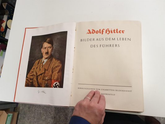 kniha Adolf Hitler s velkým množstvím fotografií - ze života A.H, s texty a popisy, velmi zajímavé