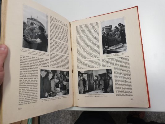 kniha Adolf Hitler s velkým množstvím fotografií - ze života A.H, s texty a popisy, velmi zajímavé