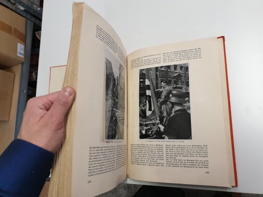 kniha Adolf Hitler s velkým množstvím fotografií - ze života A.H, s texty a popisy, velmi zajímavé