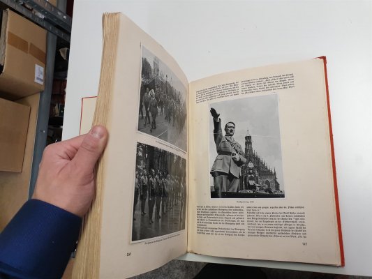 kniha Adolf Hitler s velkým množstvím fotografií - ze života A.H, s texty a popisy, velmi zajímavé