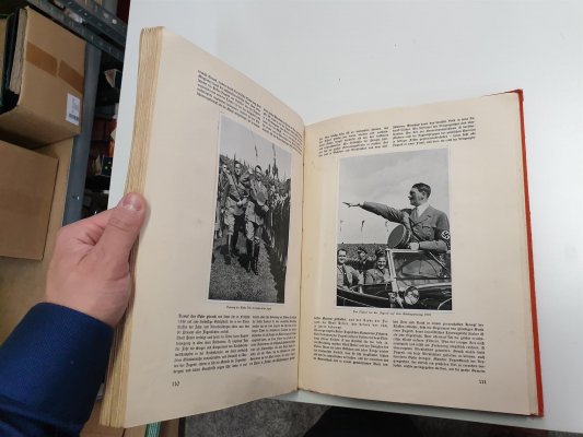 kniha Adolf Hitler s velkým množstvím fotografií - ze života A.H, s texty a popisy, velmi zajímavé