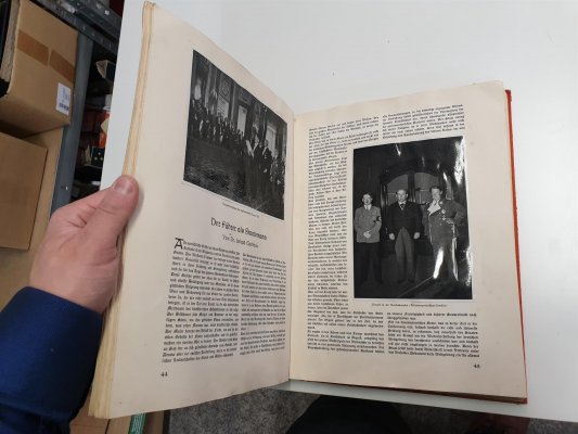 kniha Adolf Hitler s velkým množstvím fotografií - ze života A.H, s texty a popisy, velmi zajímavé