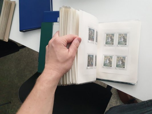 ČSSR II ; 1945 - 1978 ; prakticky téměř kompletní svěží sbírka ve dvou albech formátu A4 , + 6 alb na dopisy s aršíky a PL - velmi vysoký katalog - nafocena malá ukázka 
