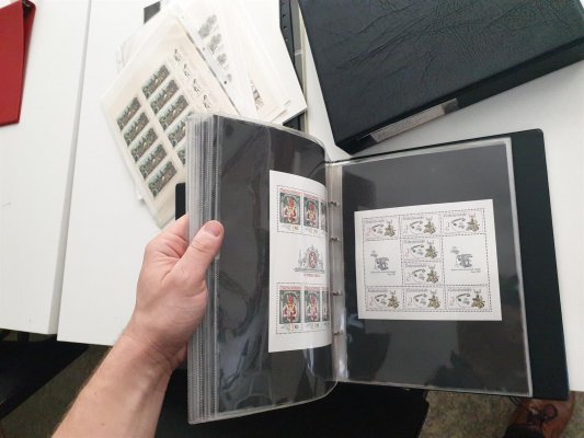 ČSSR II ; 1945 - 1978 ; prakticky téměř kompletní svěží sbírka ve dvou albech formátu A4 , + 6 alb na dopisy s aršíky a PL - velmi vysoký katalog - nafocena malá ukázka 