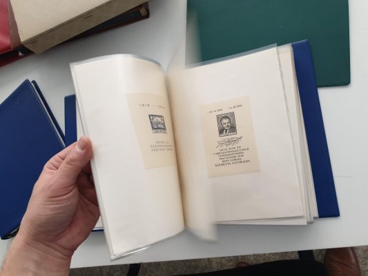 ČSSR II ; 1945 - 1978 ; prakticky téměř kompletní svěží sbírka ve dvou albech formátu A4 , + 6 alb na dopisy s aršíky a PL - velmi vysoký katalog - nafocena malá ukázka 