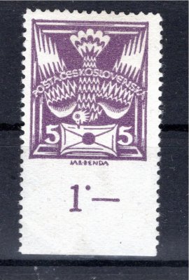 144 B, hodnota 5 h fialová s dolním okrajem s počítalem zoubkovaná řádkovým zoubkováním B - ŘZ 13 3/4, mezi známkou a okrajem vynechaná perforace, tato varianta pochází z chybně oeprforovaného 100 kusového archu, vzácná kombinace, hezká kvalita, ideálně centrovaný kus s původním svěžím lepem bez stopy po nálepce, zkoušeno Karásek a Gilbert a označeno přídavnou značkou označující rozměr perforace











