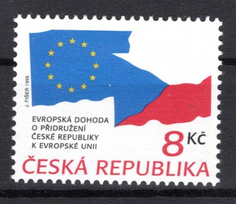 63; VV ČR v Evropské unii (vlajky) 8 Kč; kus bez černošedé barvy (chybí orámování i výplň vlajek), na lepu drobné výrobní skvrny tiskových barev a nepatrné obloukovité prohnutí; velmi vzácné 