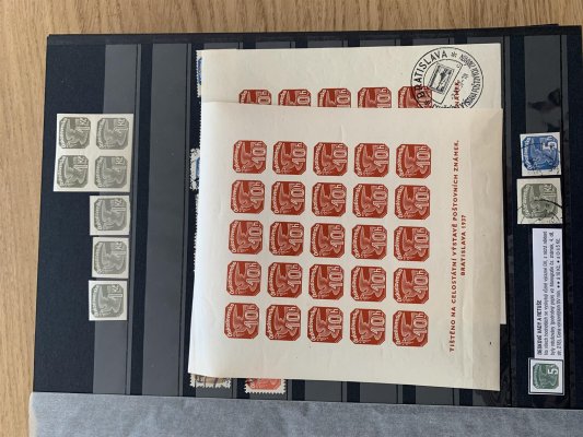 ČSR I - sbírka v modrém albu A4 od zahraničního sběratele, obsahuje větší množství známek napříč známkami, spěšné, sokol v letu, doplatní, SO 1920 , atd - velké množství známek od zahraničního sběratele 
