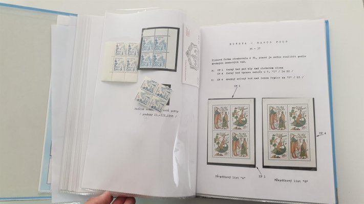 ČR 1993 - 1998 ; perfektně zpracováno a popsáno na listech ve dvou albech na listech, nafocena náhodná ukázka, nominální hodnota 18708 Kč, katalová cena více než 37 000 Kč - krásně popsáno 