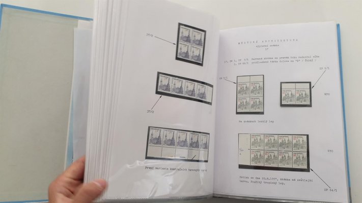 ČR 1993 - 1998 ; perfektně zpracováno a popsáno na listech ve dvou albech na listech, nafocena náhodná ukázka, nominální hodnota 18708 Kč, katalová cena více než 37 000 Kč - krásně popsáno 