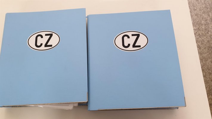 ČR 1993 - 1998 ; perfektně zpracováno a popsáno na listech ve dvou albech na listech, nafocena náhodná ukázka, nominální hodnota 18708 Kč, katalová cena více než 37 000 Kč - krásně popsáno 