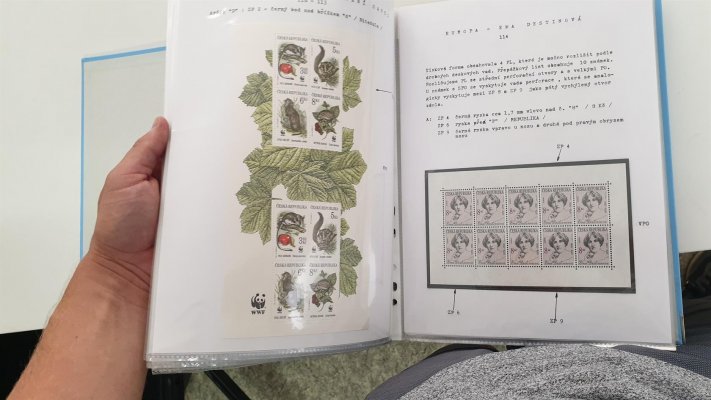 ČR 1993 - 1998 ; perfektně zpracováno a popsáno na listech ve dvou albech na listech, nafocena náhodná ukázka, nominální hodnota 18708 Kč, katalová cena více než 37 000 Kč - krásně popsáno 