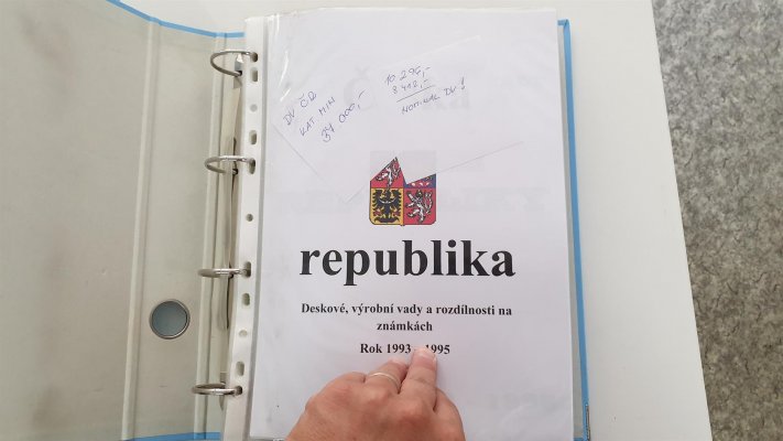 ČR 1993 - 1998 ; perfektně zpracováno a popsáno na listech ve dvou albech na listech, nafocena náhodná ukázka, nominální hodnota 18708 Kč, katalová cena více než 37 000 Kč - krásně popsáno 