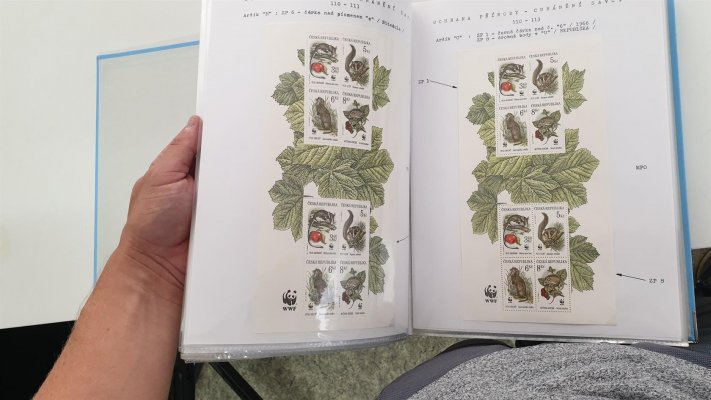 ČR 1993 - 1998 ; perfektně zpracováno a popsáno na listech ve dvou albech na listech, nafocena náhodná ukázka, nominální hodnota 18708 Kč, katalová cena více než 37 000 Kč - krásně popsáno 