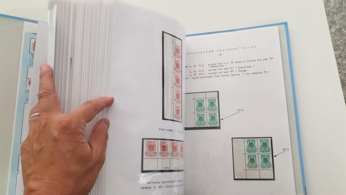 ČR 1993 - 1998 ; perfektně zpracováno a popsáno na listech ve dvou albech na listech, nafocena náhodná ukázka, nominální hodnota 18708 Kč, katalová cena více než 37 000 Kč - krásně popsáno 