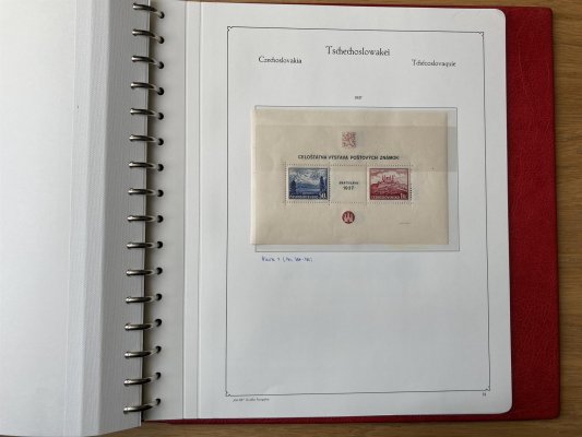 ČSR I - pěkná sbírka obsahuje velmi základní série Letecké 1920, slet, congres + mnoho dalších středních známek červené album - doporučujeme osobní prohlídku 