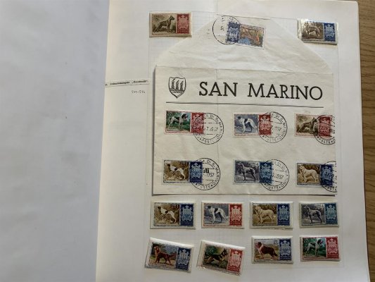 San Marino a Švédsko- jedno silné červené album - cca 130 listů, obsahuje sbírky od roku 1858 množství klasiky, zajímavá razítka, později také neupotřebené známky.  Velmi hezká stará sbírka s vysokým katalogovým záznamem. Doporučujeme osobní prohlídku, z pozůstalosti, čast nafoceno -nízká vyvolávací cena 