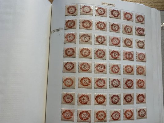 Latvija, Lietuva, Lichtenstein - sbírka na cca 150 listech v červených deskách, obsahuje i lepší známky, z pozdějších let svěží kompletní serie,  Vyšší katalogový záznam . Doporučujeme osobní prohlídku, z pozůstalosti, čast nafoceno - nízká vyvolávací cena 