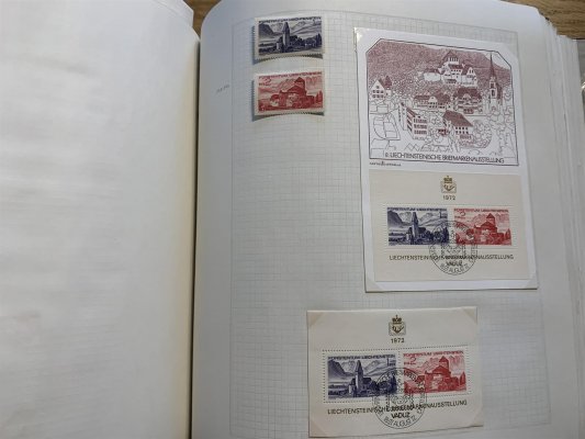 Latvija, Lietuva, Lichtenstein - sbírka na cca 150 listech v červených deskách, obsahuje i lepší známky, z pozdějších let svěží kompletní serie,  Vyšší katalogový záznam . Doporučujeme osobní prohlídku, z pozůstalosti, čast nafoceno - nízká vyvolávací cena 