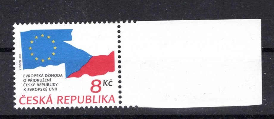 63; VV ČR v Evropské unii (vlajky) 8 Kč, krajový kus bez černošedé barvy (chybí orámování i výplň vlajek), velmi vzácné