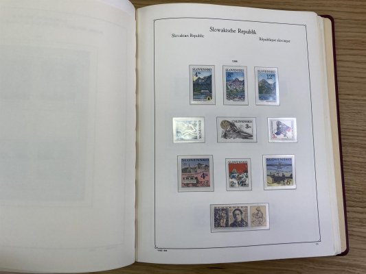 Kompletní sbírka Slovenska 1939 - 1945 a 1993 - 2002, vše včetně 1. přetiskové emise v luxusní kvalitě, dražší známky spolehlivě zkoušené; aršík Dětem, doplatní známky bez průsvitky s rastrem v lepu i průsvitkou a hladkým lepem, část nového Slovenska obsahuje i aršíky , 4 -bloky, 8 - mi bloky , 10-ti bloky; katalogová cena první části 1939 - 1945 630 euro, část 1993 - 2002 odhadem 300 euro. Zaskleno v albu KABE a perových deskách, nabízeno levně pod cenu první části 