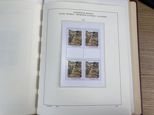 Kompletní sbírka Slovenska 1939 - 1945 a 1993 - 2002, vše včetně 1. přetiskové emise v luxusní kvalitě, dražší známky spolehlivě zkoušené; aršík Dětem, doplatní známky bez průsvitky s rastrem v lepu i průsvitkou a hladkým lepem, část nového Slovenska obsahuje i aršíky , 4 -bloky, 8 - mi bloky , 10-ti bloky; katalogová cena první části 1939 - 1945 630 euro, část 1993 - 2002 odhadem 300 euro. Zaskleno v albu KABE a perových deskách, nabízeno levně pod cenu první části 