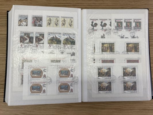 ČSR 1951 - 1992, sbírka 10-ti bloků, ale i 4 -bloku a dalších bloků známek. Desetibloky jsou tu téměř kompletní od roku 1951 do 1963 včetně  Smetany, Dvořáka,Motýlů a pod. z pozdějších let nechybí PL Horská služba 1979 se zoubkováním 13 3/4 i 11 3/4. 90 % objemu však tvoří 4-, 6- a  vícebloky včetně variant. Některé razítka jsou válečkové, většina ne. Velmi vysoký katalog, jen 10 -ti bloky jsou odhadem 20000 Kč. Vhodné pro začínajícího sběratele razítkovaných bloků známek ČSR II nebo k rozprodeji. Uloženo v  32- listovém zásobníku A4, sbírka pochází ze zahraničí