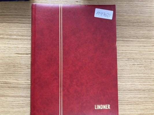 Celý svět, červené album LINDNER, formátu A4, 30-ti listové, ze zahraničí, obsahující známky celého světa, hodně Anglie, velké množství č. 16, různé desky i celistvosti, anglické kolonie, Evropa, vyšší katalog, doporučujeme osobní prohlídku, nafoceno