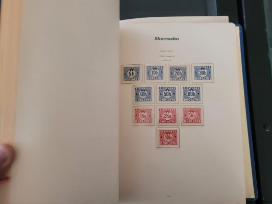 Slovensko, 1939 - 45, menší karton se sbírkami na listech, skladová zásoba, 4bloky, rohové známky s DČ, velké množství materiálu, pozůstalost po sběrateli, vhodné k dalšímu rozpracování, vyšší katalogová cena, částečně nafoceno