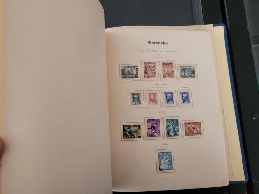 Slovensko, 1939 - 45, menší karton se sbírkami na listech, skladová zásoba, 4bloky, rohové známky s DČ, velké množství materiálu, pozůstalost po sběrateli, vhodné k dalšímu rozpracování, vyšší katalogová cena, částečně nafoceno