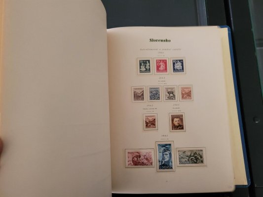 Slovensko, 1939 - 45, menší karton se sbírkami na listech, skladová zásoba, 4bloky, rohové známky s DČ, velké množství materiálu, pozůstalost po sběrateli, vhodné k dalšímu rozpracování, vyšší katalogová cena, částečně nafoceno