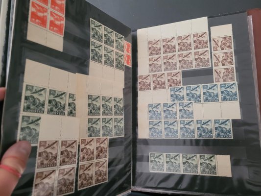 Slovensko, 1939 - 45, menší karton se sbírkami na listech, skladová zásoba, 4bloky, rohové známky s DČ, velké množství materiálu, pozůstalost po sběrateli, vhodné k dalšímu rozpracování, vyšší katalogová cena, částečně nafoceno