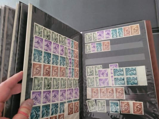 Slovensko, 1939 - 45, menší karton se sbírkami na listech, skladová zásoba, 4bloky, rohové známky s DČ, velké množství materiálu, pozůstalost po sběrateli, vhodné k dalšímu rozpracování, vyšší katalogová cena, částečně nafoceno